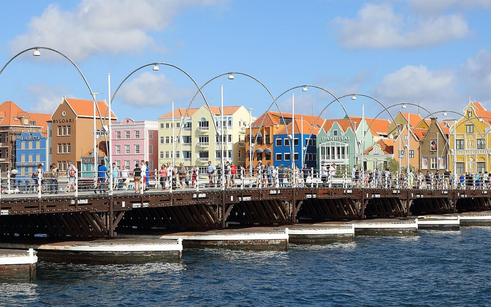Queen Emma Bridge and the colourful Handelskade in Willemstad, Curaçao